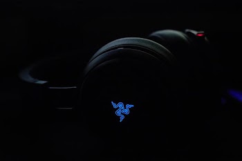black Razer corded headphones