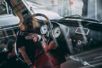 black vehicle steering wheel