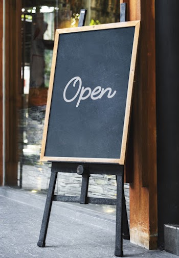 Blackboard sign mockup in front of a restaurant Free Psd
