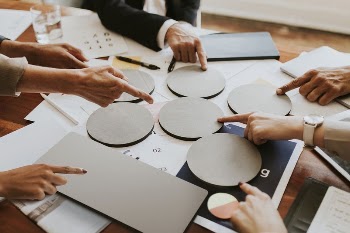 Blank round copy space during team | Free PSD Mockup - rawpixel