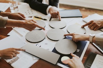 Blank round copy space during team | Free PSD Mockup - rawpixel