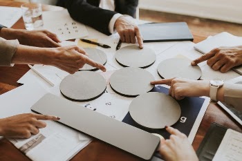 Blank round copy space during team | Free PSD Mockup - rawpixel