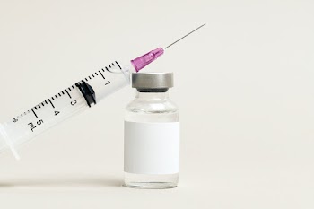 Blank white label on injection bottle glass vial with syringe