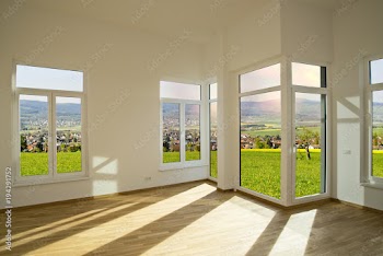 Blick aus einem Neubau auf eine Landschaft