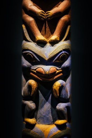 blue and brown wooden tiki totem