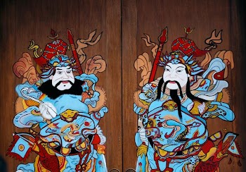 blue and red Chinese men decors