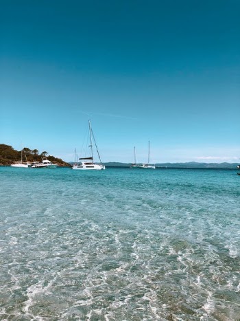 Boats on Sea Under Blue Sky · Free Stock Photo