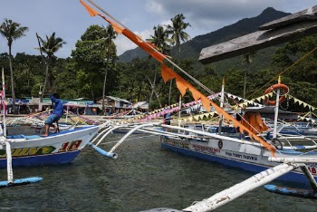 Boats parked at Sabong Beach, | Free Photo - rawpixel