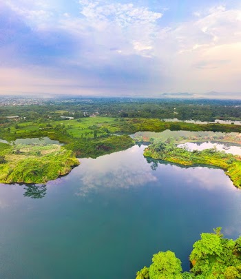Body Of Water With Small Islands