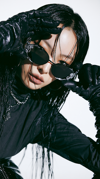Bold Korean Female Model in Stylish Sunglasses