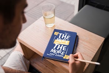 Book cover mockup in front of young man Free Psd