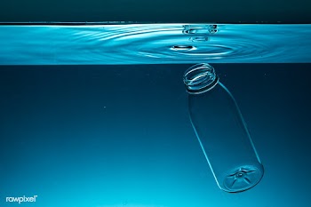 Bottle floating in the ocean | Free  photo - 2315659