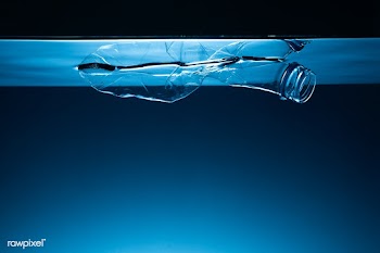Bottle floating in the ocean | Free  photo - 2317578