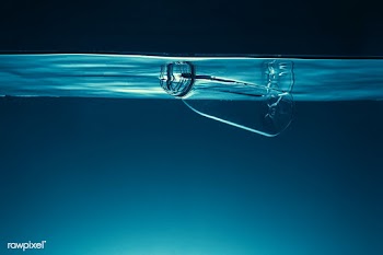 Bottle floating in the ocean | Free  photo - 2318928
