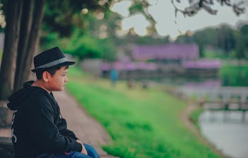 Boy Wearing Black Zip-up Hoodie And Black Fedora Hat
