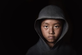 boy wearing gray hoodie
