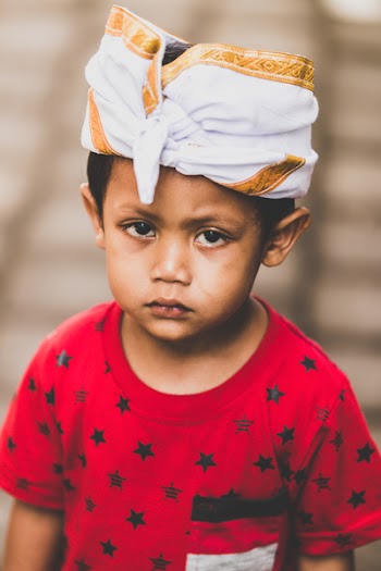 Boy Wearing Red and Black Star Print Crew-neck T-shirt Selective Focus Photography
