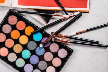 Bright Eye Makeup & Brushes