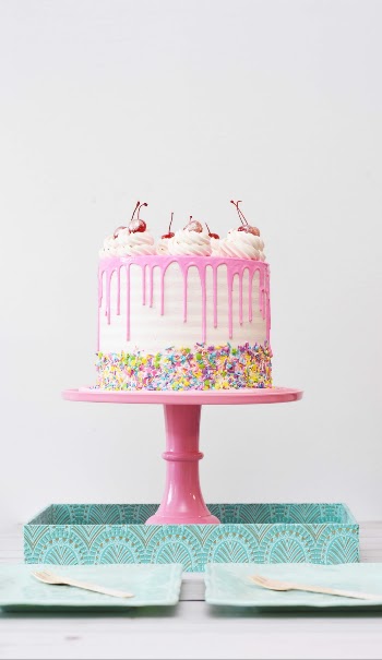 Bring on summer! You can't beat a banana split cake when it comes to enjoying bright sunshine, longer days and fun with friends. 