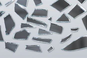 Broken mirror effect PSD with shattered glass | Free stock illustration | High Resolution graphic
