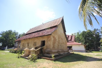 Brown Concrete 1-storey House Under the Heat of the Sun
