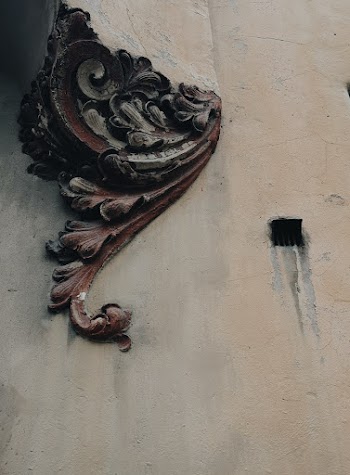 Brown Floral Scroll Cornice