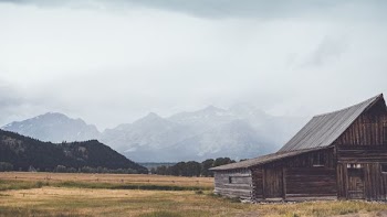 brown house and mountain