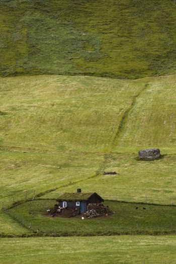 Brown House on Green Grass Field · Free Stock Photo