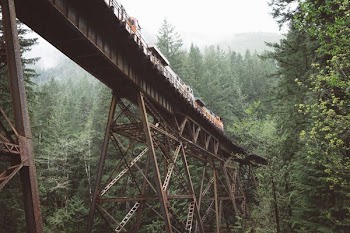 brown metal train tracks