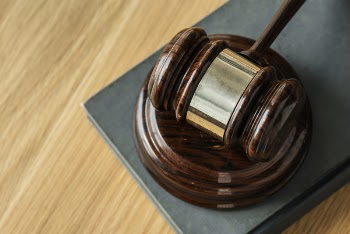 Brown Wooden Gavel Close-up Photography