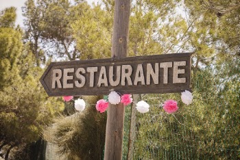 Brown Wooden Restaurante Signage