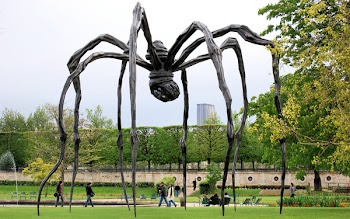 Brown Wooden Spider-formed Statue Photography