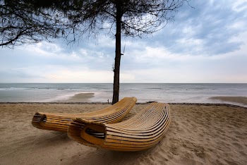 Brown Wooden Windsor Sun Lounger