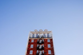 building under blue sky