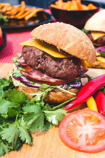 Burger with cheddar, bacon and guacamole 