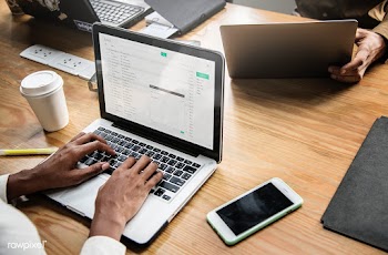 Business people working on a laptop | Free stock psd mockup - 414302