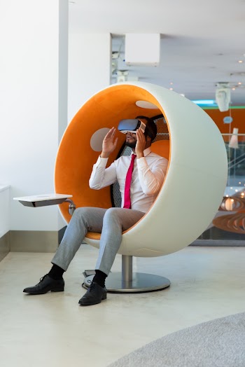 Business professional enjoying vr experience Free Photo