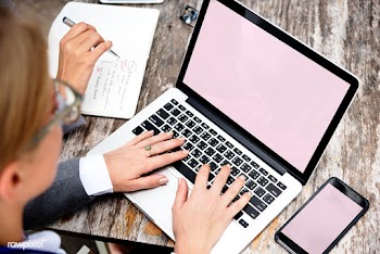 Business woman using a laptop | Free stock psd mockup - 687