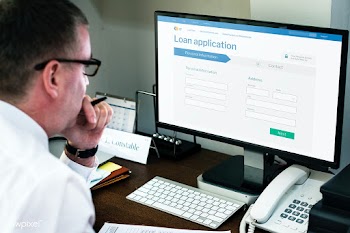 Businessman applying for a loan on a laptop mockup during the coronavi.. | Free  psd mockup - 2313437