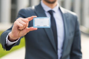 Businessman holding business card mockup Free Psd