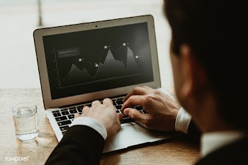 Businessman making a performance graph | Free stock psd mockup - 1199636