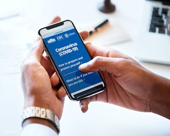 Businessman reading coronavirus information from a phone mockup with e.. | Free  photo - 2311609