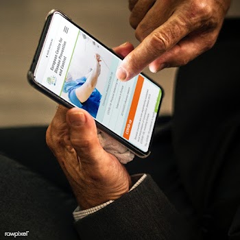 Businessman reading coronavirus information from a phone mockup with e.. | Free  photo - 2312272