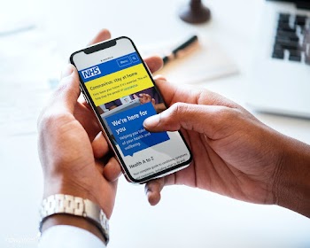 Businessman reading coronavirus updates from a mobile phone mockup wit.. | Free  photo - 2311601