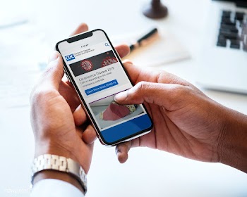Businessman reading coronavirus updates from a mobile phone mockup wit.. | Free  photo - 2311605