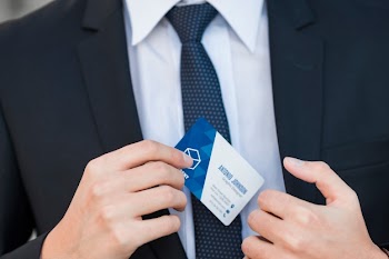 Businessman with business card mockup Free Psd