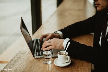 Businessman working in a cafe