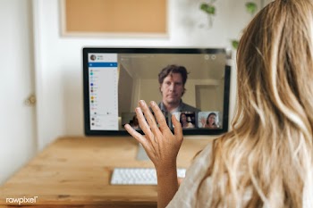Businesswoman having a video conference with colleagues during coronav.. | Free  photo - 2313815