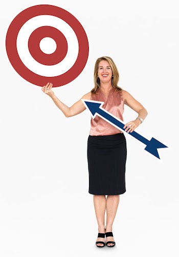 Businesswoman holding an arrow and a dartboar.. | Free stock psd mockup - 468400
