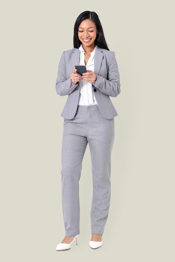 Businesswoman texting on the phone | Free stock photo | High Resolution image